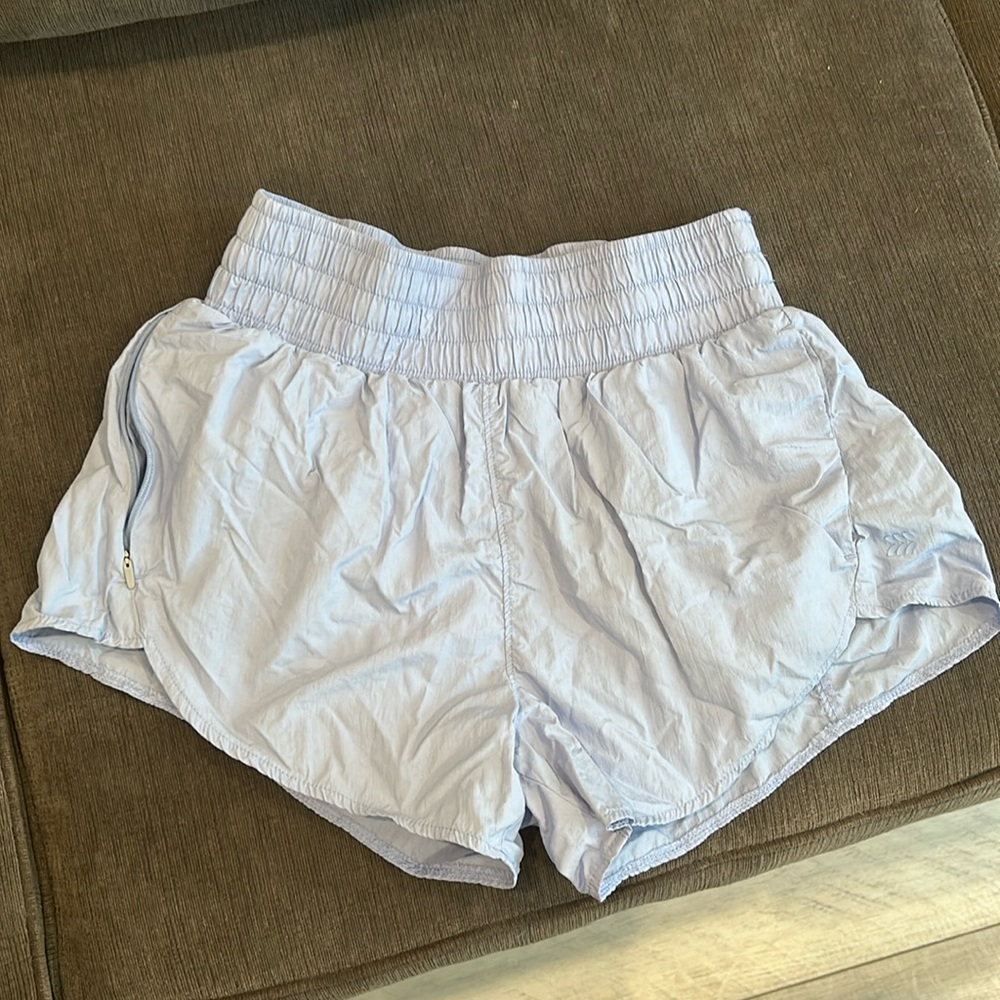 2 front pockets one of which has a zipper